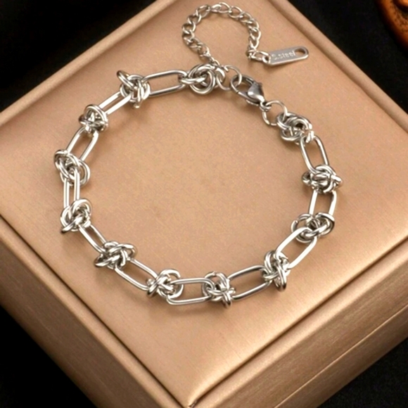 ‼️NEW IN‼️Elegant Chain Bracelet - Picture 1 of 5